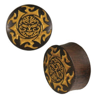Load image into Gallery viewer, Plug Holz braun Lasergravur goldfarben Flammen Maske Tribal Piercing
