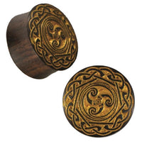 Load image into Gallery viewer, Plug Holz braun Lasergravur gold Triskele Kranz Ringe Tribal Piercing

