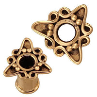 Load image into Gallery viewer, The Brass Tunnel Spitzbögen Punkte expander plug is made of nickel-free antique gold brass with ornate swirl and dot patterns, featuring a hollow center and vintage detailing for elegant, decorative style.
