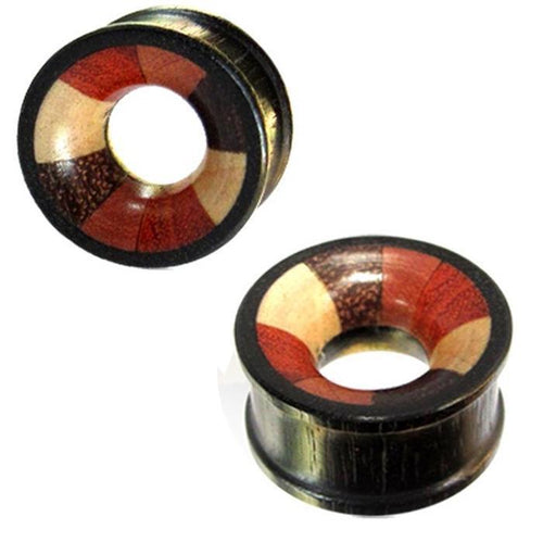 Pair of hand-carved vierfarbig Holztunnel Tribal Tunnel Plug Expanders for stretched ears, crafted from various woods with alternating brown, black, and reddish stripes and a large central hole.