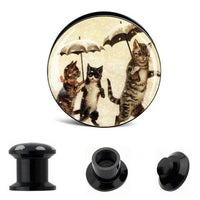 Load image into Gallery viewer, Circular pin with an illustration of three upright cats, two holding umbrellas, on a light background. Includes three parts of the Schraub Plug Acryl Retro Katzen Regenschirme Tunnel Expander Piercing Ohrschmuck.
