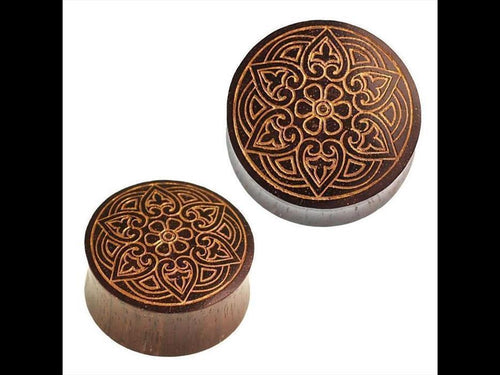 The Holz Plug Mandala Stern features dark brown Sonoholz with a golden, intricately engraved mandala star design on the flat top, offering a striking contrast and elegant look.
