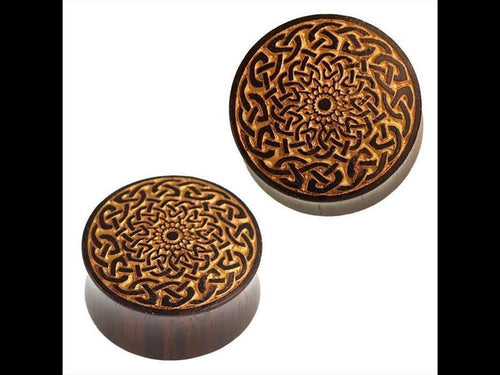 Two round, handgefertigte Holz Plugs “Holz Plug keltisch Knotenblume golden Sonoholz dunkelbraun Gravur” with einer goldenen, gravierten keltischen Knotenblume auf dunklem Sonoholz und zentralem floralen Motiv.