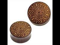 Load image into Gallery viewer, Two round, handgefertigte Holz Plugs “Holz Plug keltisch Knotenblume golden Sonoholz dunkelbraun Gravur” with einer goldenen, gravierten keltischen Knotenblume auf dunklem Sonoholz und zentralem floralen Motiv.
