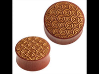 Load image into Gallery viewer, Two round Holz Plug goldene Spiralen Kreis Sawoholz rotbraun Gravur containers, one larger than the other, with golden spiral patterns on their lids are shown side by side against a white background.
