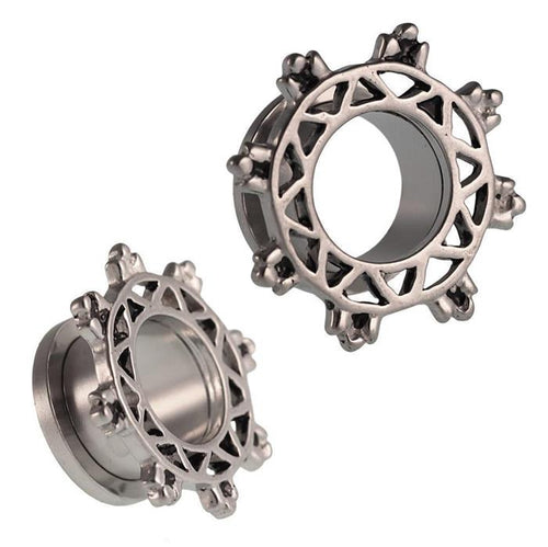 A pair of silbern oxidiert Edelstahl Tunnel Noppen Rad Schraubtunnel with circular shape and geometric sunburst design featuring triangular cut-outs and rounded tips—ideal for any tunnel piercing style.