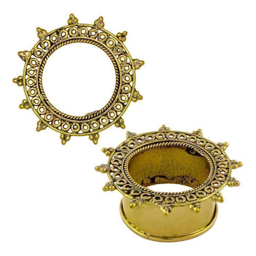 A pair of Brass Tunnel Seil Kreise Spitzen Punkte antik gold nickelfrei Plug Messing Expander Ohrschmuck with ornate tribal patterns and decorative beads, shown from top and side views on a white background.