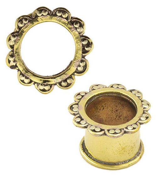Two decorative, round Brass Tunnel Bogen Blume Doppelpunkte antik gold nickelfrei Plug Messing Expander Schmuck pieces with scalloped, flower-like edges—one shown from above, the other displaying its hollow, cylindrical brass form.