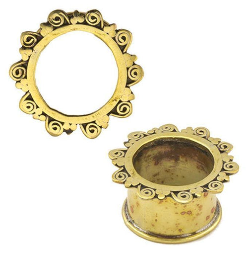 Two ornate Brass Tunnel Spiralen Punkte Dreieck plugs in antik gold, made of nickelfrei Messing with scalloped edges and floral designs—one upright, one flat—are displayed on a white background as stylish Expander Schmuck.