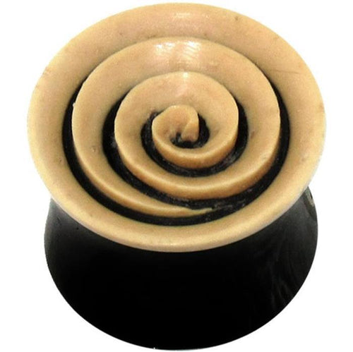The Bio Kokos-Schale Horn Plug Spirale is a round black and beige flesh tunnel with a spiral tribal design, ideal as an organic expander or piercing plug for stretched ears.