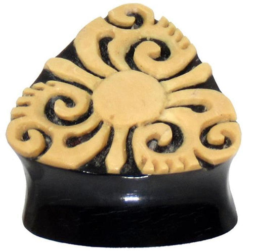 A black triangular Horn Plug Bio Kokos Schale Dreieck Tunnel with beige tribal floral and swirl carvings—an organic expander perfect as a unique earring or piercing inspired by Tribal Muster.
