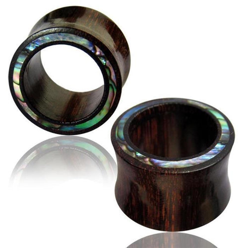 Two Tunnel Paua Abalone Muschel Tamarinden Holz Rim Unisex Plug Ohrschmuck Ohrringe, handgeschnitzt, mit schimmerndem, multicolored Paua Abalone Rand und dunklem Tamarindenholz, auf weißem Hintergrund mit leichter Spiegelung.