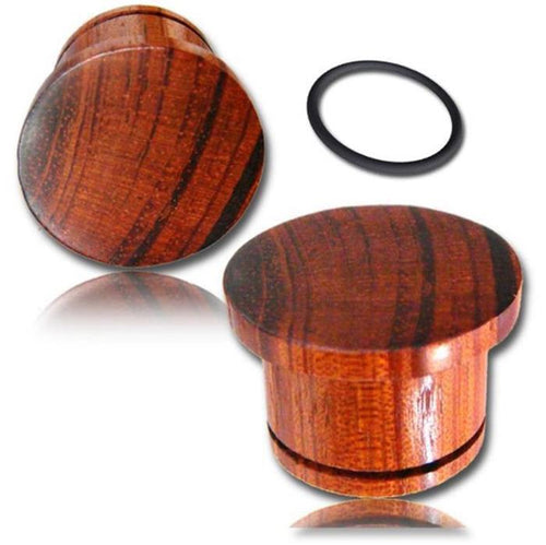 Two Flat Top Plug rötliches Holz single flared ear plugs with visible grain and a black Gummiring are shown on a white background, highlighting their natural Maserung and crafted Tribal style.