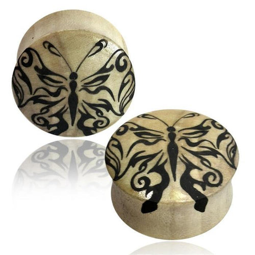 Two round, beige Holz Plug hell Schmetterling handbemalt schwarz Tunnel Organic Ohrschmuck Ohrstecker Ohrringe with black butterfly design, displayed from various angles on a white background.