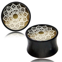 Load image into Gallery viewer, Set of two Holzplug Black Shell Lotus Blume Gravur Plug Tamarindenholz Inlay double flared, each with a black shell, shiny gold front, and intricate white lotus flower engraving on elegant tamarind wood.
