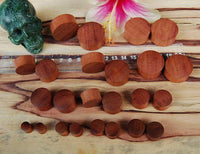 Load image into Gallery viewer, Tribal Holz Plug braun rot Maserung Holzplug handgeschnitzt Rosenholz Tunnel Expander
