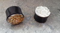 Cargar imagen en el visor de la galería, Hornplug Perlmutt Horn Rose handgeschnitzt schillernd Tunnel Plug weiß Expander
