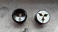 Load image into Gallery viewer, Horntunnel Perlmutt Horn Flowers geschnitzt schillernd Tunnel Plug weiß Expander

