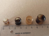 Load image into Gallery viewer, Horntunnel Horn natural Blondy geschnitzt Flesh Tunnel Lobe Plug Expander
