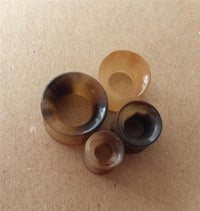 Load image into Gallery viewer, Horntunnel Horn natural Blondy geschnitzt Flesh Tunnel Lobe Plug Expander
