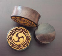 Load image into Gallery viewer, Flesh Plug Tomoe Symbol Blütenrand Holz Sonoholz Jackfrucht Inlay double flared
