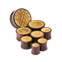 Load image into Gallery viewer, The Plug Holz Tamarinde Krokodilholz Blume des Lebens Zacken Rand is a set of 8 wooden ear gauges with a gold geometric flower of life design, dark brown edge, and crafted from tamarind wood. Displayed on a white background.
