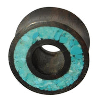 Load image into Gallery viewer, A round, black ironwood flesh tunnel with a central hole, featuring a rim inlaid with crushed turquoise—a striking accessory for fans of the Flesh Tunnel Eisenholz schwarz Rim Crushed Türkis Inlay.
