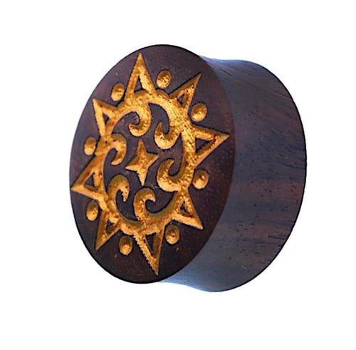 A round, dark brown double flared Holzplug named "Plug Holz dunkelbraun Lasergravur gold Punkte Spiralen Sonne" features a gold laser engraving of dots, spirals, and a sun design on the flat end, shown against a white background.