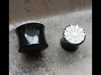 Load image into Gallery viewer, Plug weiß Horn Perlmutt Gänseblümchen double flared
