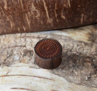 Load image into Gallery viewer, Eisenholz Rosenholz Flesh Plug balinesisches Mandala
