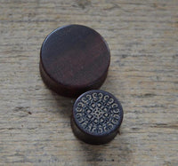 Load image into Gallery viewer, Two round wooden boxes with lids rest on a textured surface. The smaller box displays an ornate, hand-carved Krokodilholz Kreuz Ranken pattern, inspired by the craftsmanship of Holz Flesh Plug Tamarinde Holz designs.
