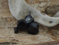 Load image into Gallery viewer, Horn Plug schwarz gewölbt glänzend Organic Piercing
