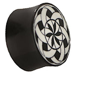 Load image into Gallery viewer, A Plug Horn weiß with black engraving features a cylindrical shape and a white top displaying a detailed black-and-white Sternmuster Bänder Blende pattern.
