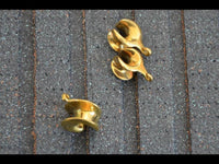 Load image into Gallery viewer, Saddle Plug Messing antik gold Sichel Hook für Anhänger
