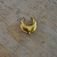 Load image into Gallery viewer, Saddle Plug Messing antik gold Sichel Hook für Anhänger

