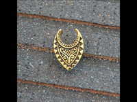Load image into Gallery viewer, Saddle Plug antik gold Messing Spalt Muster Tribal
