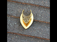 Load image into Gallery viewer, Saddle Plug antik gold Messing Spalt Muster Tribal
