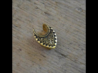 Load image into Gallery viewer, Saddle Plug antik gold Messing Spalt Muster Tribal
