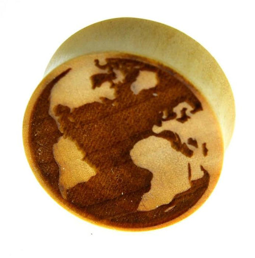 A double-flared Flesh Plug Weltkarte Holz features an engraved world map with continents—North and South America, Europe, and Africa—highlighted on light and dark brown wood tones.