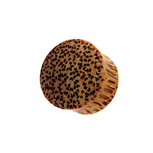 The "hell Holz Plug Punkte Muster Kokosholz handmade" is a round, brown Kokosholz plug featuring black oval spots and a textured, ridged side, shown on a white background.
