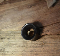 Load image into Gallery viewer, A handmade schwarz-braun Holz Tunnel aus Eisenholz und Teakholz liegt auf einer rustikalen Holzoberfläche unter sanfter Beleuchtung.

