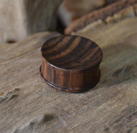 Load image into Gallery viewer, Tribal Holz Plug Sonoholz dunkelbraun Unisex ribbed
