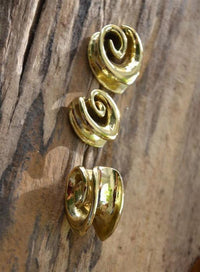 Load image into Gallery viewer, Saddle Plug Flesh Tunnel Messing gold Tropfen Spirale
