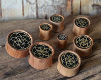 Load image into Gallery viewer, Olivenholz Horn Inlay Flesh Plug Blume des Lebens
