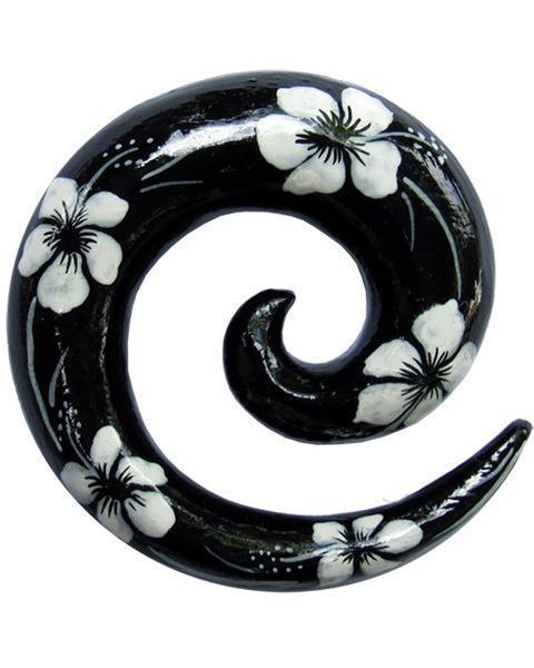 The Expander Spirale Piercing aus Holz besticht durch handbemalte weiße Hawaii-Blumen auf schwarzem Grund. Dieses unisex Plug Tunnel Ohrhänger ist ein auffälliges Accessoire für jedes Ohr.