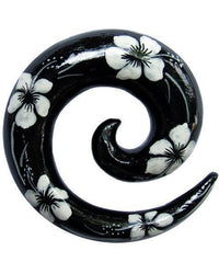 Load image into Gallery viewer, The Expander Spirale Piercing aus Holz besticht durch handbemalte weiße Hawaii-Blumen auf schwarzem Grund. Dieses unisex Plug Tunnel Ohrhänger ist ein auffälliges Accessoire für jedes Ohr.
