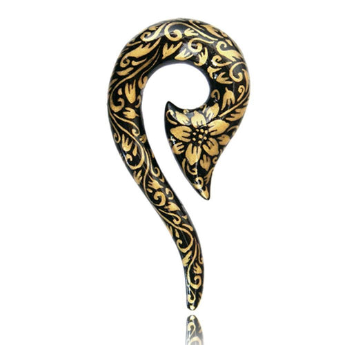 The Piercing Holz Beil Fragezeichen Plug is a black, hand-painted wood earring with gold floral designs, shaped like a question mark—an ornate Blumen Ohrstecker Expander.