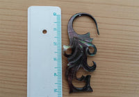 Cargar imagen en el visor de la galería, Perlmutt Piercing 2mm Hook Ornament Expander Muschel filigran handgeschnitzt Ohr
