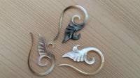 Load image into Gallery viewer, Perlmutt Piercing Spiral Hook 2mm Expander Muschel filigran handgeschnitzt Ohr
