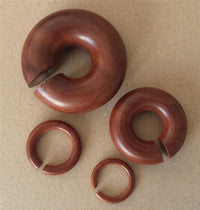 Load image into Gallery viewer, Piercing Sawoholz Holz Expander rotbraun groß Ohrstecker Ring Bogen Dehner Donut
